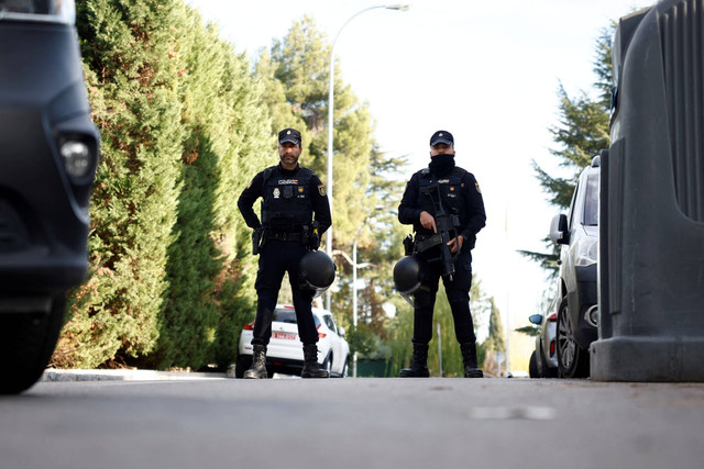 Polisi berjaga usai usai ledakan di Kedubes Ukraina di Madrid, Spanyol. Foto: Juan Medina/REUTERS