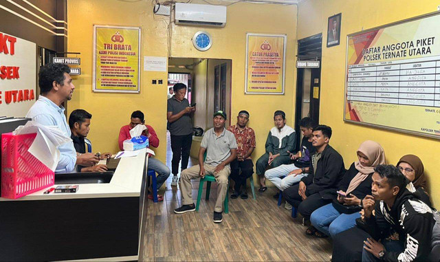 Penyidik Polsek Ternate Utara mediasi kedua belah pihak dalam kasus perundungan siswi SD di Ternate, Maluku Utara. Foto: istimewa