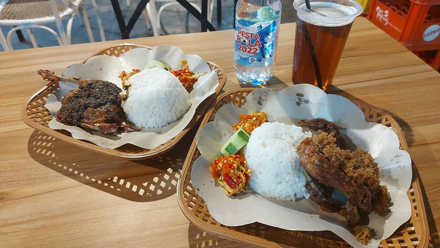 Aneka sajian Bebek Carok, usaha bebek goreng madura Tretan Muslim di Kemang, Jakarta Selatan (30/11/22). Foto: Azalia Amadea/kumparan