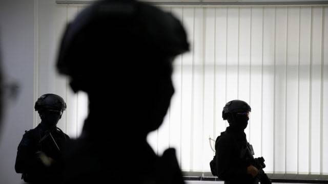 Densus 88 Antiteror Polri menangkap terduga teroris di Sukoharjo, Kamis )1/12/2022). FOTO: Dok. Kumparan.com