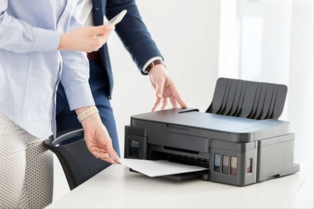Ilustrasi menggunakan printer untuk fotokopi. Foto: Unsplash.com