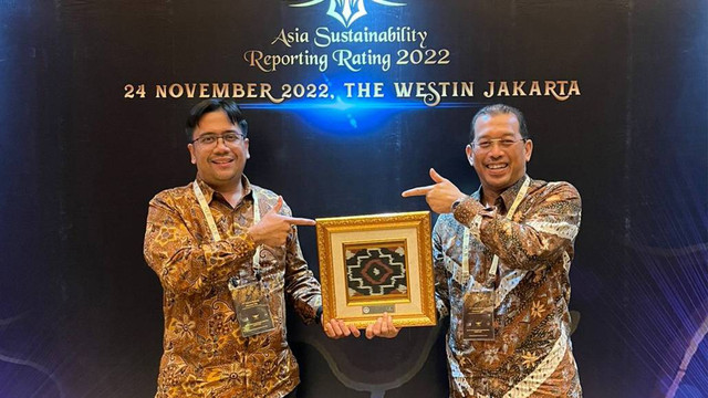 Direktur Keuangan dan Manajemen Risiko Semen Baturaja, Tubagus Muhammad Dharury didampingi oleh Vice President Corporate Secretary, Doddy Irawan, menerima penghargaan ASRRAT 2022. (ist)
