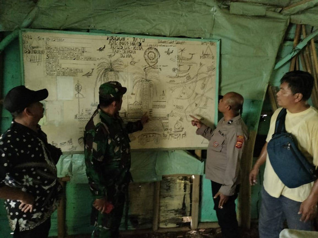 Petugas datangi kediaman warga Karawang yang ngaku imam mahdi. Foto: Dok. Istimewa