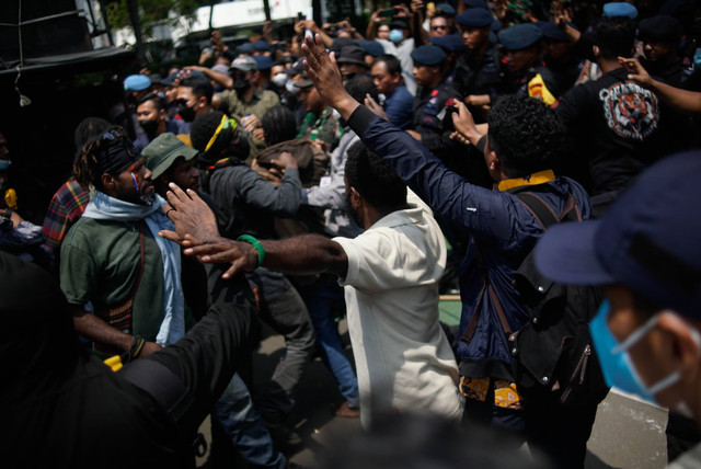 Massa dari Aliansi Mahasiswa Papua, Aliansi Mahasiswa Pegunungan Tengah Papua Se-Indonesia, dan Front Rakyat Indonesia untuk West Papua bentrok dengan sejumlah aparat saat melakukan aksi di Patung Kuda, Jakarta, Kamis (1/12/2022). Foto: Jamal Ramadhan/kumparan
