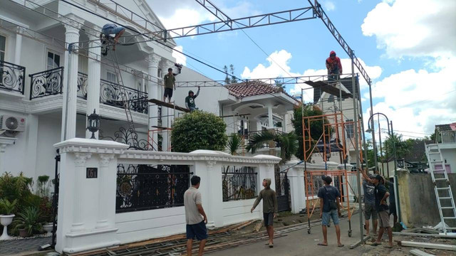 Jelang pernikahan Kaesang-Erina, tenda tampak mulai terpasang di depan kediaman Erina di Purwosari RT 03/RW 59, Sinduadi, Kecamatan Mlati, Kabupaten Sleman, Kamis (1/12). Foto: Arfiansyah Panji/kumparan