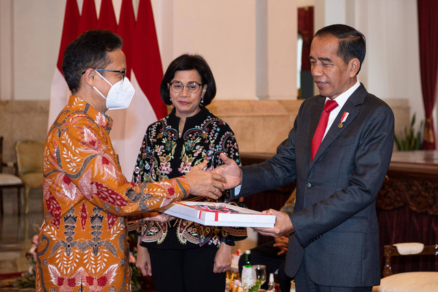 Presiden Joko Widodo didampingi Menteri Keuangan Sri Mulyani menyerahkan DIPA dan Buku Daftar Alokasi Transfer ke Daerah Tahun Anggaran 2023 kepada Menteri Kesehatan Budi Gunadi Sadikin di Istana Negara, Jakarta, Kamis (1/12/2022). Foto: Sigid Kurniawan/ANTARA FOTO