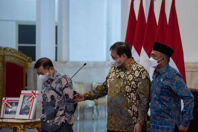 Menko Perekonomian Airlangga Hartarto berbincang dengan Menko PMK Muhadjir Effendy dan Menteri PPN/Kepala Bappenas Suharso Monoarfa di sela acara penyerahan DIPA di Istana Negara, Jakarta, Kamis (1/12/2022). Foto: Sigid Kurniawan/ANTARA FOTO