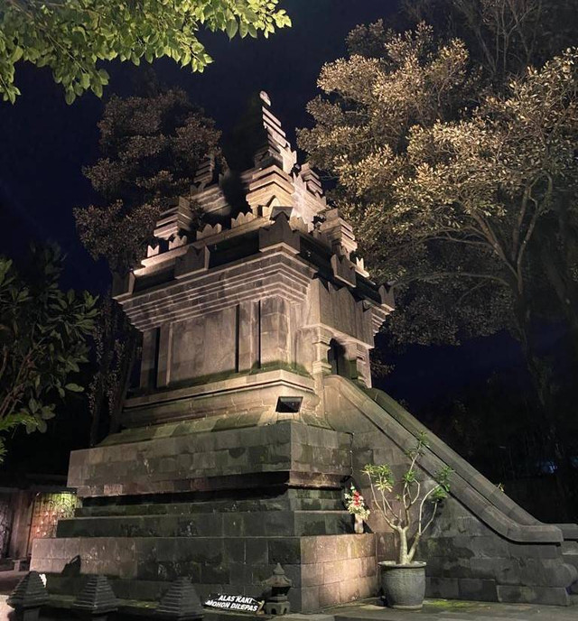 Candi ganjuran malam hari (foto : Regina Rahma Azalia)