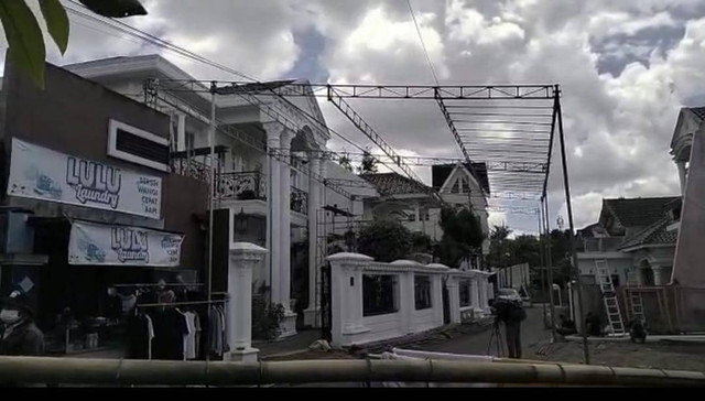 Suasana sekitar rumah Erina Gudono jelang pernikahannya dengan Kaesang Pangarep. Foto: erfanto/Tugu Jogja