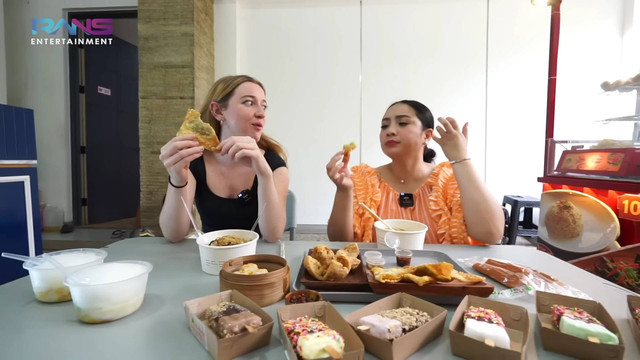 Stacey Ryan dan Nagita Slavina mencicipi aneka jajanan Indonesia di kediaman Nagita, (29/11/2022). Foto: YouTube/Rans Entertainment 