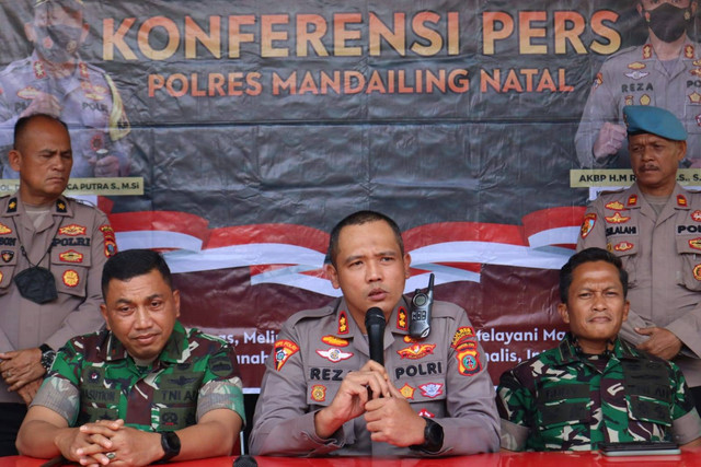 Kapolres Madina AKBP Reza Chairul, Dandim 0212/TS Letkol Inf. Amrizal Nasution beserta jajarannya, saat menggelar konfrensi pers isu dugaan anggota TNI bebaskan mafia tambang. Foto: Dok. Polres Madina