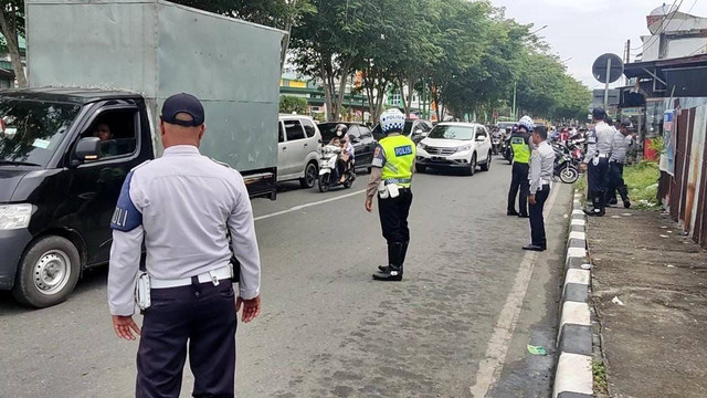 Petugas Dishub bersama Satlantas Polres Aceh Barat melakukan penertiban terhadap antrean kendaraan untuk mendapatkan BBM di SPBU yang mengular hingga ke badan jalan untuk memastikan keselamatan lalu lintas. Foto: Dok. Disbuh Aceh Barat