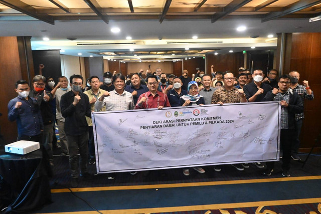 KPID Jabar, DPRD Jabar, dan seluruh insan lembaga penyiaran deklarasi mewujudkan Pemilu 2024 yang damai. Foto: Istimewa/KPID Jabar