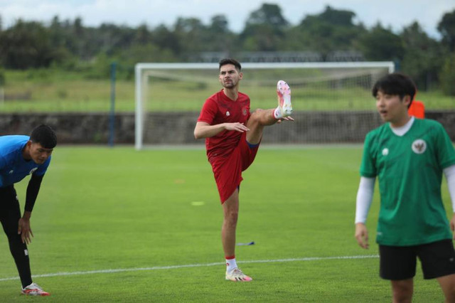 Pemain Timnas Indonesia, Sandy Walsh, melakoni pemusatan latihan (TC) jelang Piala AFF 2022 di Pantai Purnama, Bali, pada 30 November 2022. Foto: PSSI