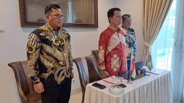 Pj Gubernur Aceh Achmad Marzuki didampingi Kepala Bappeda Aceh T Ahmad Dadek dan Kepala Biro Administrasi Pembangunan Setda Aceh T Robby Irza menerima DIPA dan TKDD tahun anggaran 2023, yang diserahkan secara virtual oleh Presiden Joko Widodo kepada Gubernur se-Indonesia di Istana Negara, Jakarta, Kamis (1/12/2022). Foto: Adpim Setda Aceh