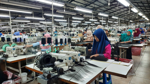 Ilustrasi buruh pabrik perempuan. Foto: Shutterstock