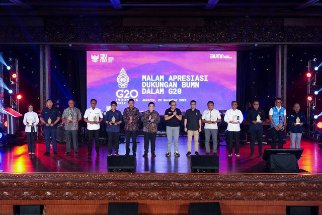 Erick Thohir dan beberapa perwakilan BUMN dalam Malam Apresiasi Dukungan BUMN dalam G20, Rabu, (30/11). Foto: dok. PNM