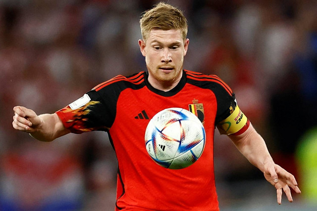 Pemain Belgia Kevin De Bruyne beraksi saat melawan Kroasia pada pertandingan Piala Dunia FIFA Qatar 2022 di Stadion Ahmad Bin Ali, Al Rayyan, Qatar, Kamis (1/12/2022). Foto: Stephane Mahe/REUTERS