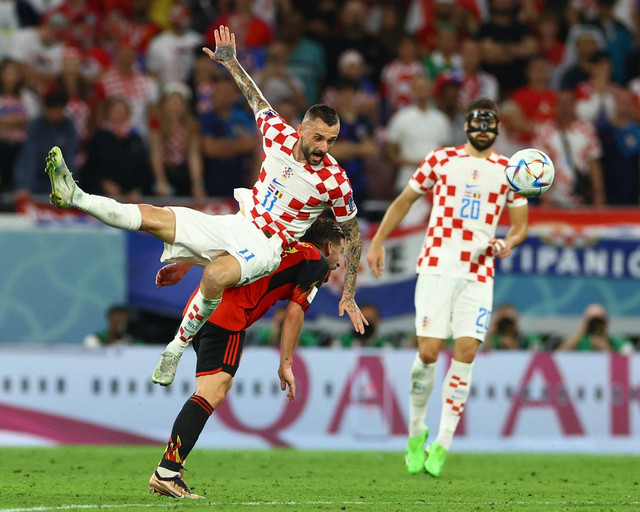 Pemain Belgia Dries Mertens beraksi dengan pemain Kroasia Marcelo Brozovic pada Piala Dunia FIFA Qatar 2022 di Stadion Ahmad Bin Ali, Al Rayyan, Qatar, Kamis (1/12/2022). Foto: Bernadett Szabo/REUTERS