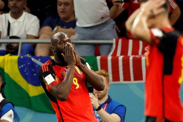 Pemain Belgia Romelu Lukaku bereaksi setelah melewatkan kesempatan untuk mencetak gol saat melawan Kroasia pada Piala Dunia FIFA Qatar 2022 di Stadion Ahmad Bin Ali, Al Rayyan, Qatar, Kamis (1/12/2022). Foto: John Sibley/REUTERS