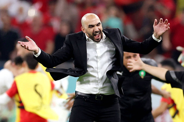 Pelatih Maroko Walid Reragui merayakan setelah pertandingan saat Maroko lolos ke babak 16 besar Piala Dunia 2022, di Stadion Al Thumama, Doha, Qatar, Kamis (1/12/2022). Foto: Carl Recine/REUTERS