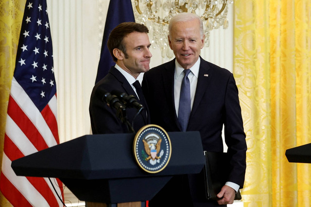 Presiden Prancis Emmanuel Macron bersama Presiden AS Joe Biden pada konferensi pers di South Lawn Gedung Putih di Washington, AS, Kamis (1/12/2022). Foto: Jonathan Ernst/REUTERS