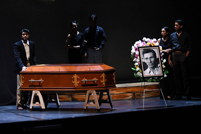 Aktor Reza Rahadian (kiri) bersama aktor dan aktris pendukung berakting dalam pertunjukan teater berjudul 'Setelah Lewat Djam Malam' di Taman Ismail Marzuki (TIM) Cikini, Jakarta, Kamis (1/12/2022). Foto: Aditya Pradana Putra/ANTARA FOTO