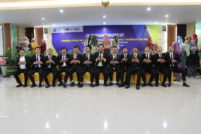 Foto bersama mahasiswa FIKKES yang mengikuti sumpah profesi. sumber : Dokumentasi Humas UNIMUS