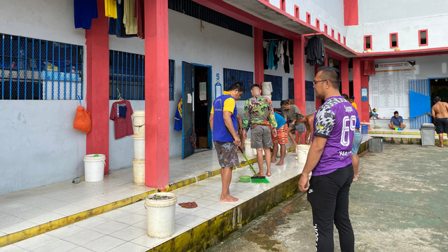 Petugas mengawasi langusng kegiatan jum'at bersih di blok hunian. dok Humas LPN Samarinda