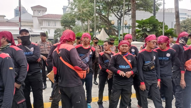 Demo buruh di depan Balai Kota Jakarta.  Foto: Fadlan/kumparan