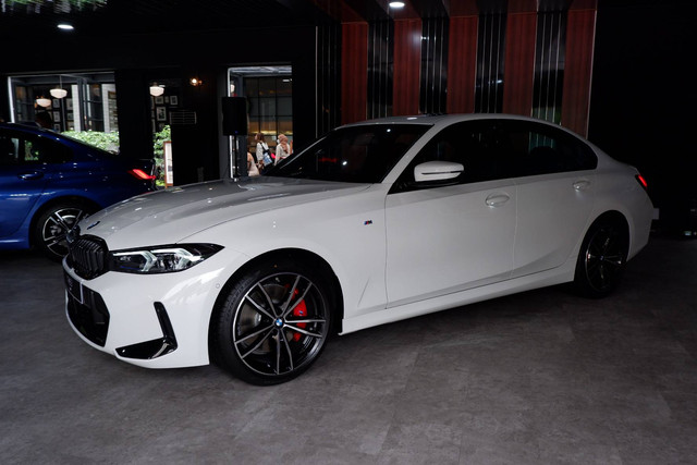 Peluncuran mobil baru new BMW Seri 3 dan M4 CSL di Plaza Senayan, Jakarta, Jumat (2/12/2022). Foto: Aditya Pratama Niagara/kumparan
