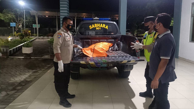 Petugas saat evakuasi mayat Wiji (70), warga Desa Kalitidu, Kecamatan Kalitidu, Kabupaten Bojonegoro, yang meninggal dunia tertabrak kereta api. Kamis malam (01/12/2022) (foto: dok istimewa)