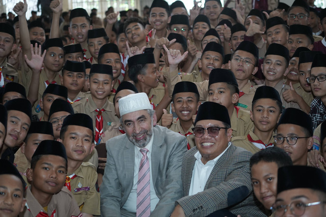 He is a Imam from the United States and he is Prof. Dr. Imam Bashar Arafat who once visited the DaQu Islamic Boarding School back in 2018.