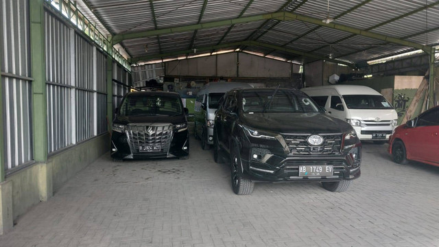 Aneka mobil mewah dari sebuah perusahaan rental di Yogyakarta. Foto: Tugu Jogja