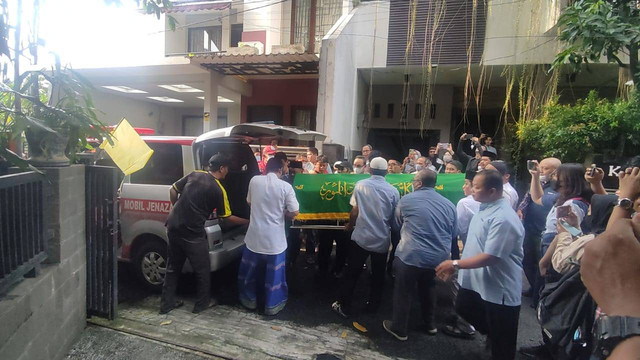 Jenazah mantan Menteri ART, Ferry Mursyidan Baldan tiba di rumah duka di kawasan Slipi, Jakarta Barat. Foto: Jonathan Devin/kumparan