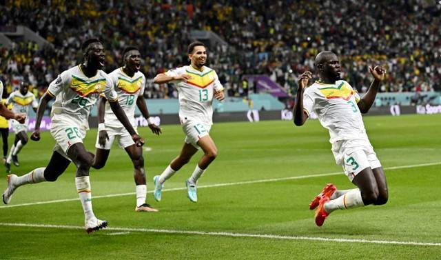 Selebrasi pemain Timnas Senegal Kalidou Koulibaly usai mencetak gol ke gawang Timnas Ekuador pada pertandingan Grup A Piala Dunia 2022 Qatar di Stadion Internasional Khalifa, Doha, Qatar. Foto: Dylan Martinez/REUTERS