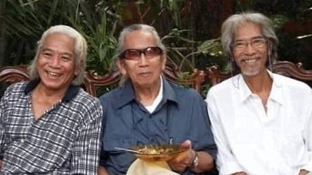Djon Koeswoyo (tengah) meninggal dunia.  Foto: Instagram/@stanleytulung