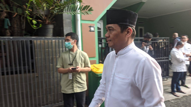 Mantan Wagub DKI Jakarta, Ahmad Riza Patria di rumah duka Ferry Mursyidan Baldan. Foto: Jonathan Devin/kumparan