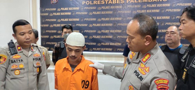 Kapolrestabes Palembang Kombes Pol Mokhamad Ngajib didampingi Kapolsek Sukarami Kompol Dwi Satya Arian saat meminta keterangan Anton Sujarwo, Foto : Istimewa
