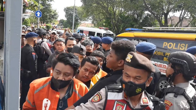 Ribuan orang rela mengantre untuk mendapatkan uang dan makanan gratis dari Warung Duafa di Jalan Menteri Supeno, Solo, Jumat (02/12/2022). FOTO: Agung Santoso