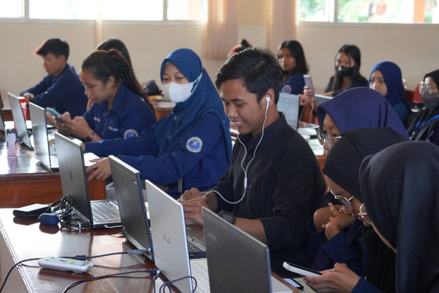 Panitia sibuk melakukan penjurian pada Uniscon 2022. foto/dok