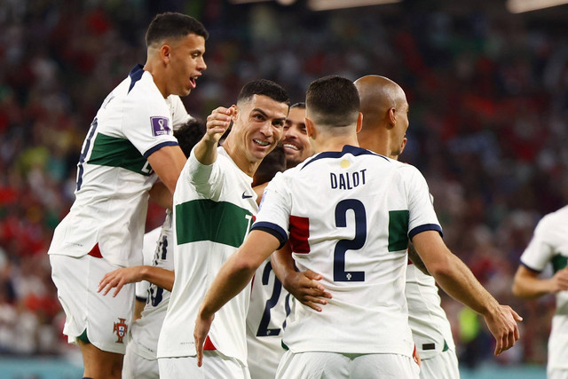 Pemain Portugal Ricardo Horta merayakan gol pertama mereka bersama Cristiano Ronaldo, Joao Mario, Diogo Dalot dan rekan setimnya saat  lawan Korea Selatan pada Piala Dunia 2022, di Education City Stadium, Al Rayyan, Qatar, Jumat (2/12/2022). Foto: Kai Pfaffenbach/REUTERS