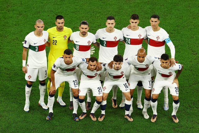 Pemain Portugal berpose untuk foto grup tim sebelum pertandingan melawan Korea Selatan pada Piala Dunia 2022, di Education City Stadium, Al Rayyan, Qatar, Jumat (2/12/2022). Foto: Molly Darlington/REUTERS