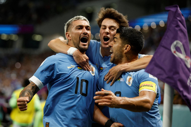 Pemain Uruguay Giorgian de Arrascaeta merayakan gol pertama mereka saat lawan Ghana pada pertandingan Piala Dunia 2022, di Stadion Al Janoub, Al Wakrah, Qatar, Jumat (2/12/2022). Foto: John Sibley/REUTERS