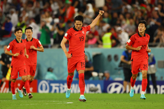 Selebrasi pemain Timnas Korea Selatan Jung Woo-young  usai mencetak gol ke gawang Timnas Portugal pada pertandingan Grup H Piala Dunia 2022 Qatar di Education City Stadium, Al Rayyan, Qatar. Foto: Wolfgang Rattay/REUTERS