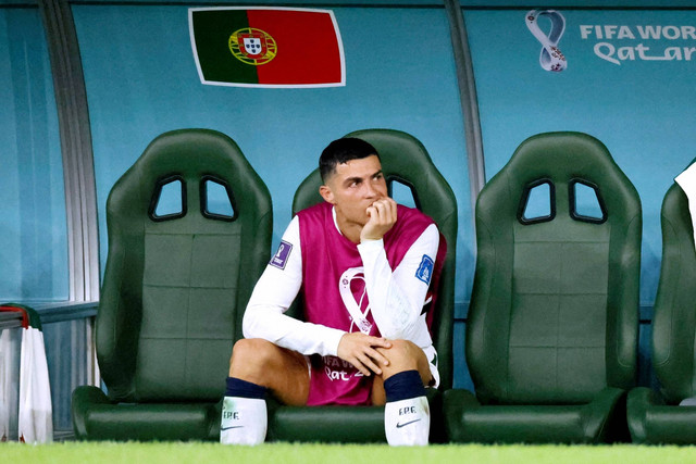 Pemain Portugal Cristiano Ronaldo di bangku cadangan pada Piala Dunia 2022, di Education City Stadium, Al Rayyan, Qatar, Jumat (2/12/2022). Foto: Thaier Al-Sudani/REUTERS