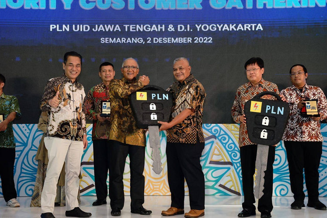 Pemberian apresiasi untuk pelanggan priority customer PLN. Foto: istimewa