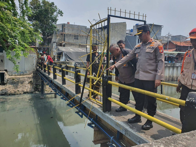 Penemuan jasad bayi di Kali Krukut. Foto: Dok. Polsek Tambora