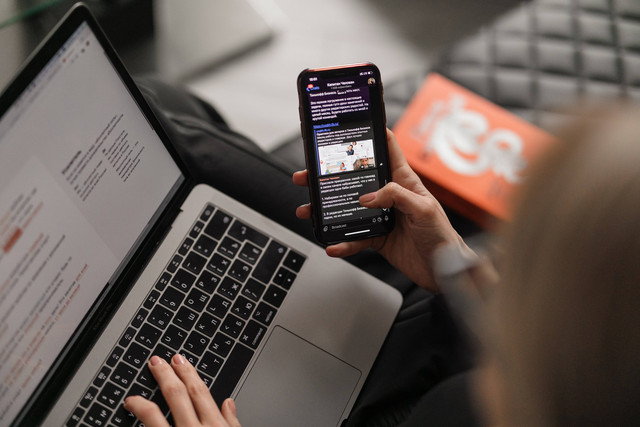 Ilustrasi Sebutkan 3 manfaat internet di bidang pendidikan, sumber foto (Maxim Ilyahov) by unsplash.com