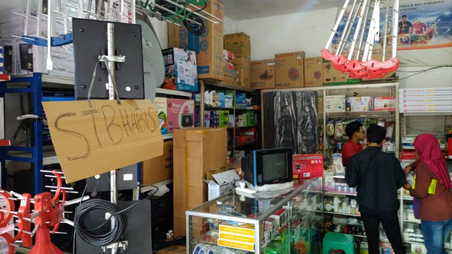 Toko antena di Wirobarajan, Kota Yogyakarta diserbu pembeli. Stok STB di toko tersebut habis, Sabtu (3/12). Foto: Arfiansyah Panji/kumparan